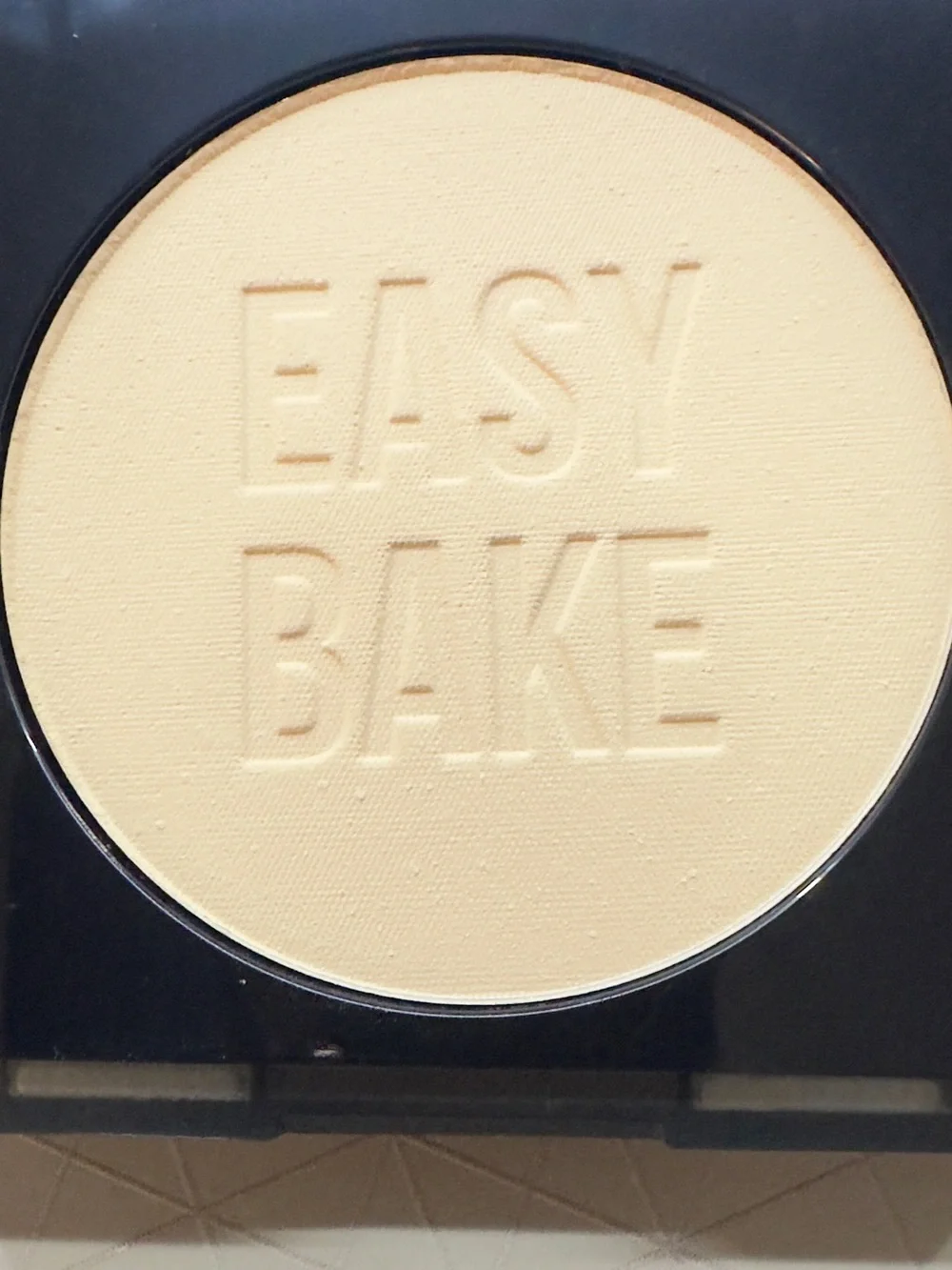 Huda Beauty Easy Bake and Snatch Pressed Brightening and Setting Powder
